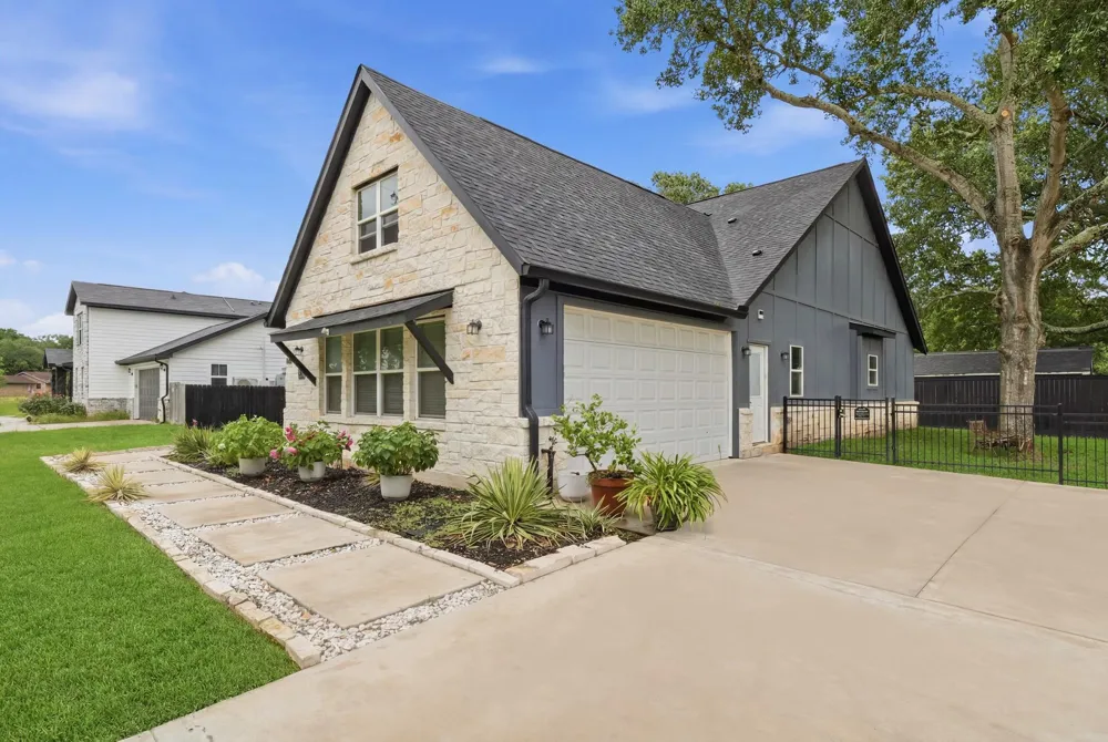 708 Magnolia St Avenue Sealy, TX 77474