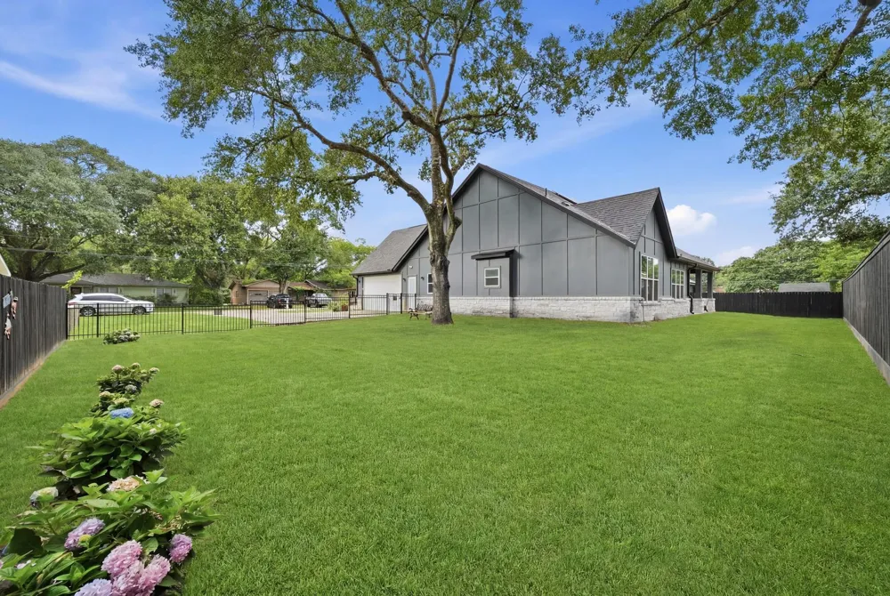 708 Magnolia St Avenue Sealy, TX 77474