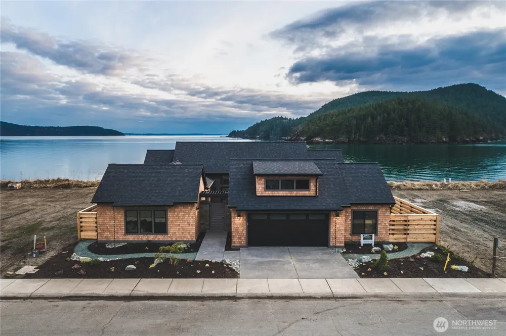 2215 Skyline Way Anacortes, WA 88221