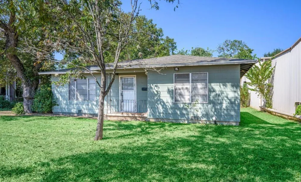 242 W Fannin La Grange, TX 78945