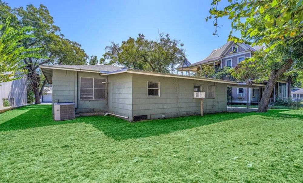 242 W Fannin La Grange, TX 78945
