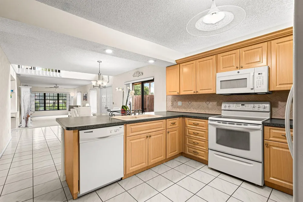8321 S Coral Circle North Lauderdale, FL 33068