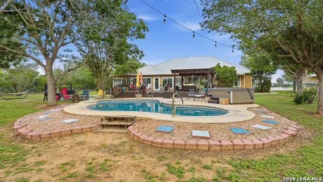 3833 County Road 2880 Bigfoot, TX 78005
