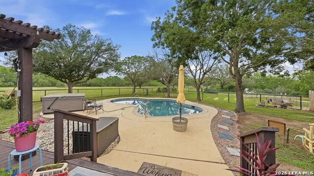 3833 County Road 2880 Bigfoot, TX 78005