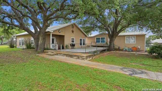 3833 County Road 2880 Bigfoot, TX 78005