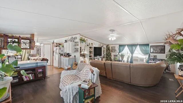 3833 County Road 2880 Bigfoot, TX 78005