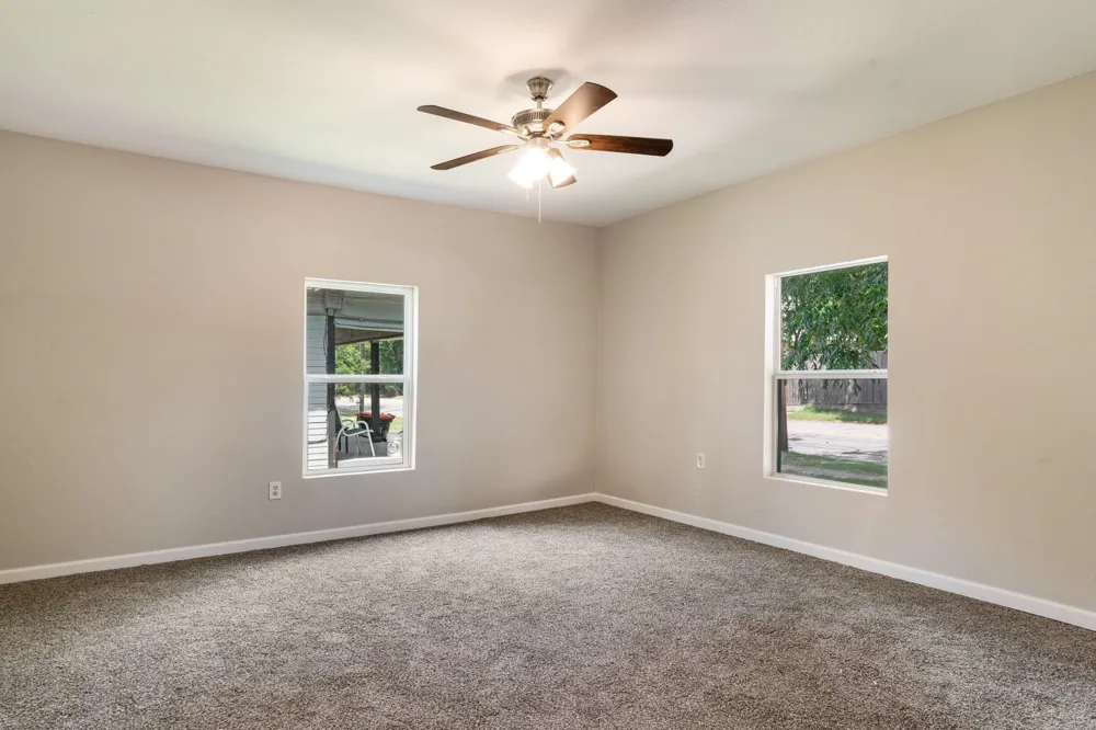 562 SW 1ST Paris, TX 75460