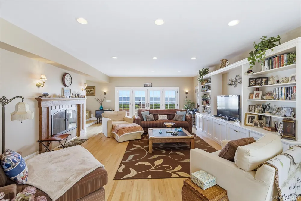 19 Oak Shore Drive Bayville, NY 11709