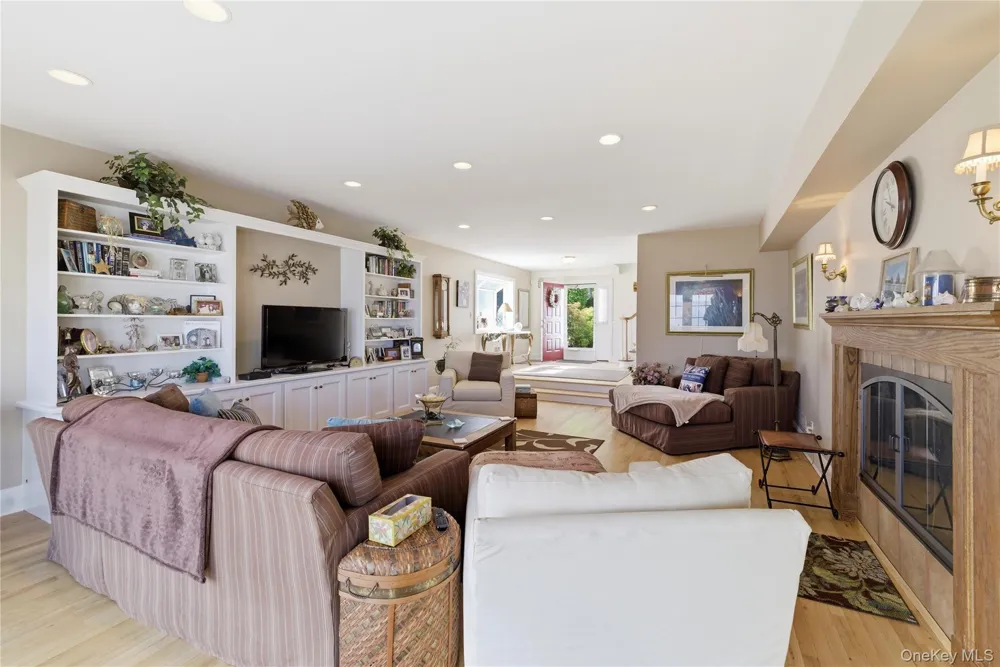 19 Oak Shore Drive Bayville, NY 11709