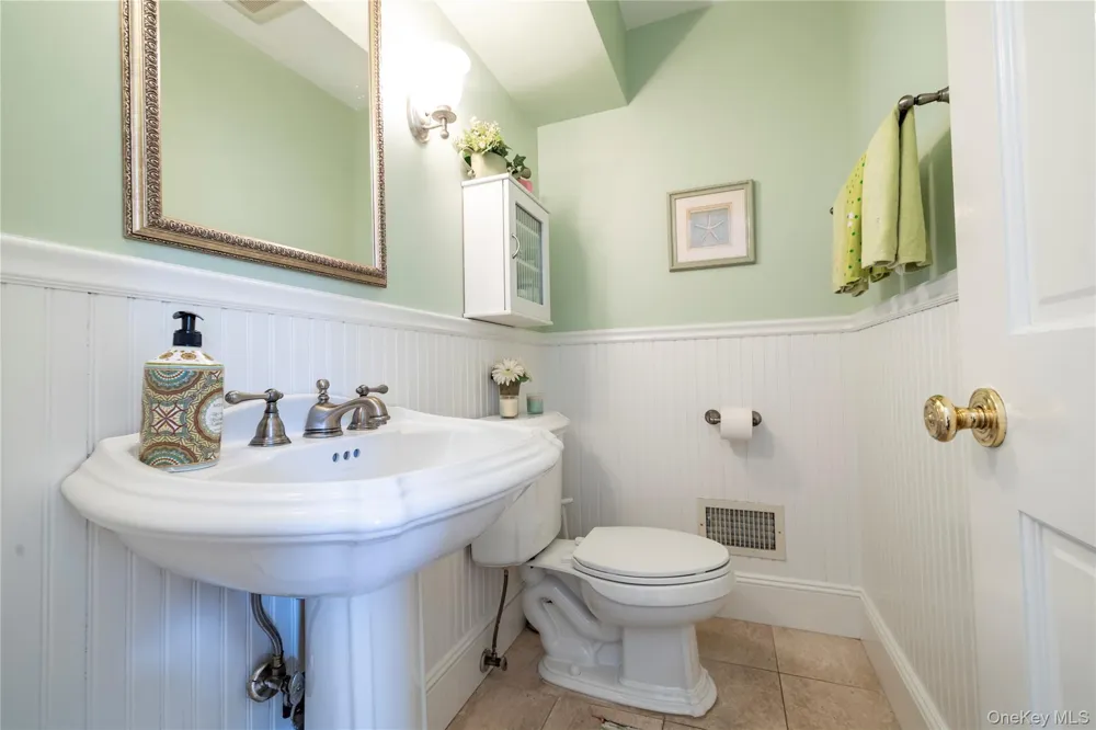 19 Oak Shore Drive Bayville, NY 11709