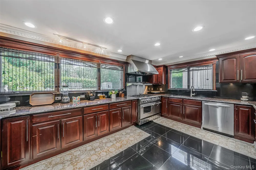 2 Jodi Drive Manorville, NY 11949