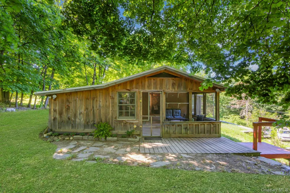 6 Woods Road Rhinebeck, NY 12572