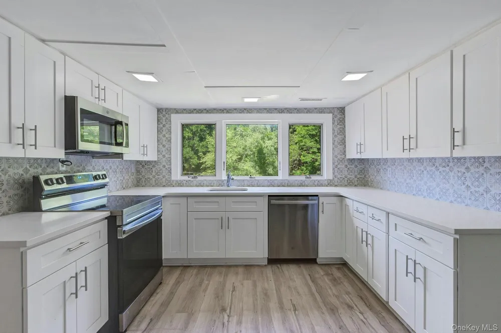 6 Woods Road Rhinebeck, NY 12572