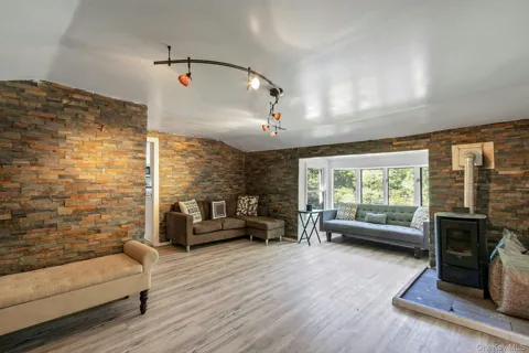 6 Woods Road
