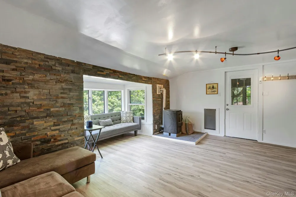 6 Woods Road Rhinebeck, NY 12572