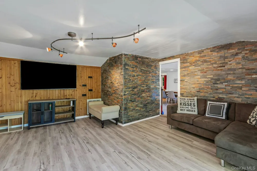 6 Woods Road Rhinebeck, NY 12572