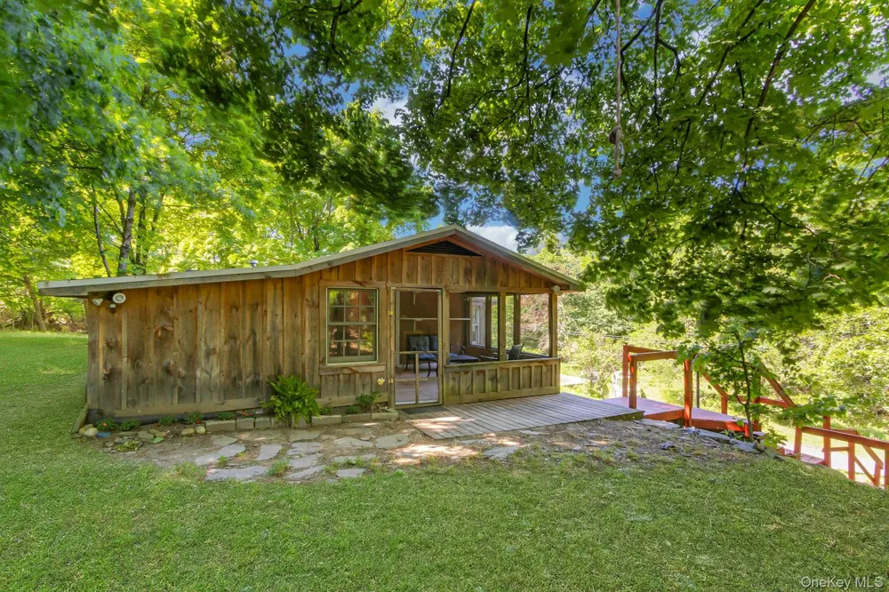 6 Woods Road Rhinebeck, NY 12572