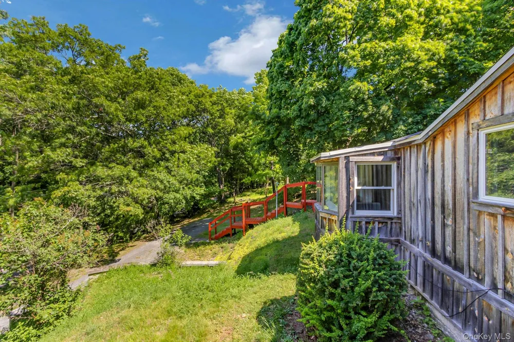 6 Woods Road Rhinebeck, NY 12572