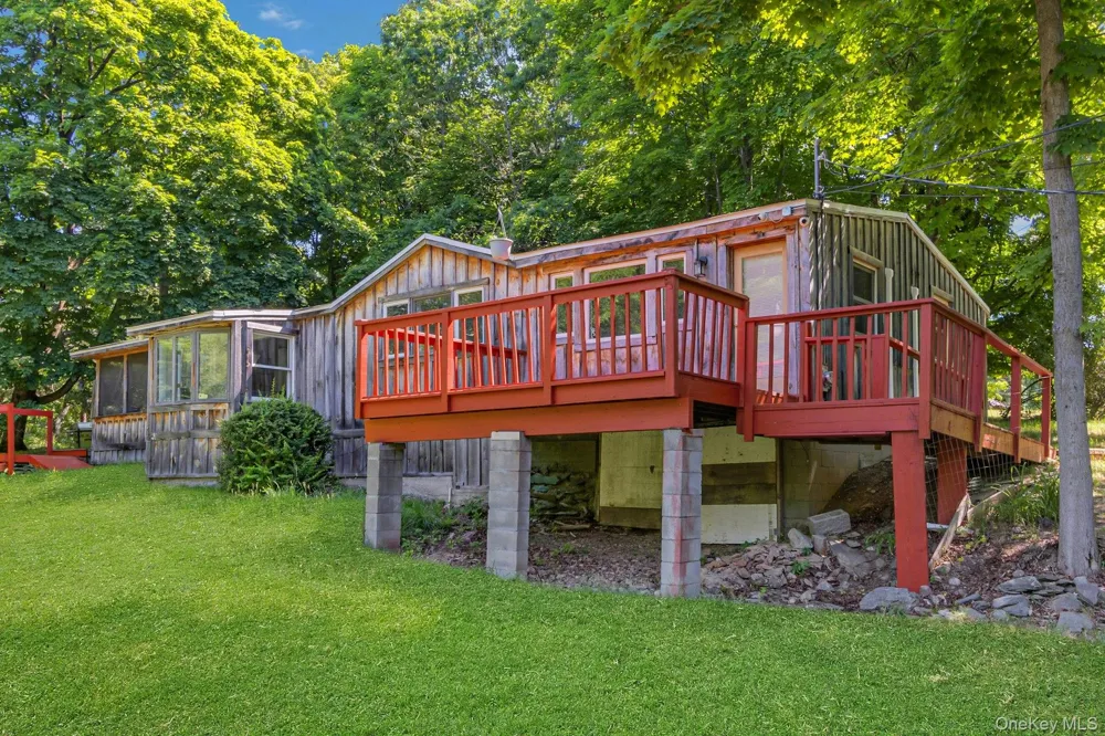 6 Woods Road Rhinebeck, NY 12572