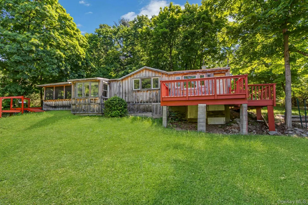6 Woods Road Rhinebeck, NY 12572