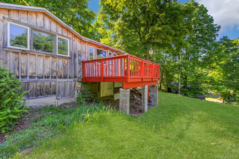 6 Woods Road Rhinebeck, NY 12572