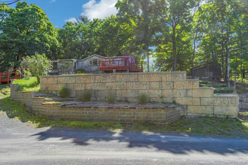 6 Woods Road Rhinebeck, NY 12572