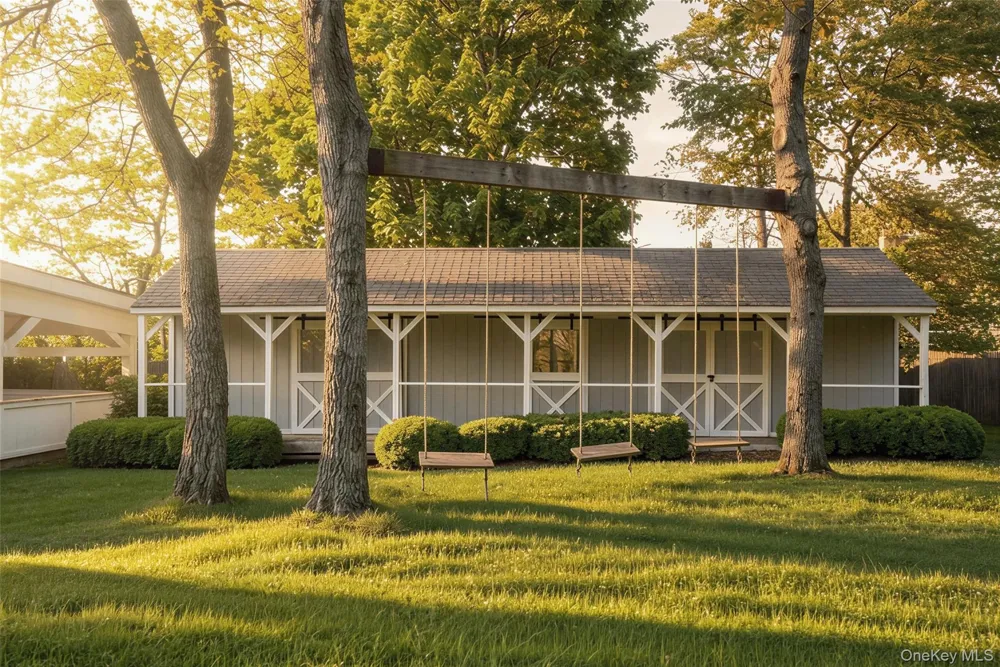 20 Penny Lane Hampton Bays, NY 11946