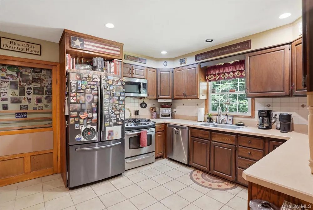 9 Rocky Road Red Hook, NY 12571