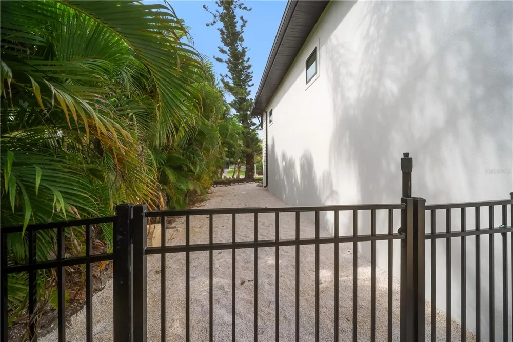 626 BUTTONWOOD DRIVE Longboat Key, FL 34228