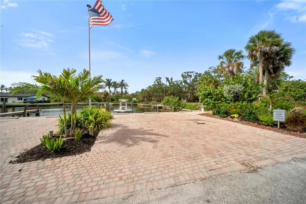 626 BUTTONWOOD DRIVE Longboat Key, FL 34228