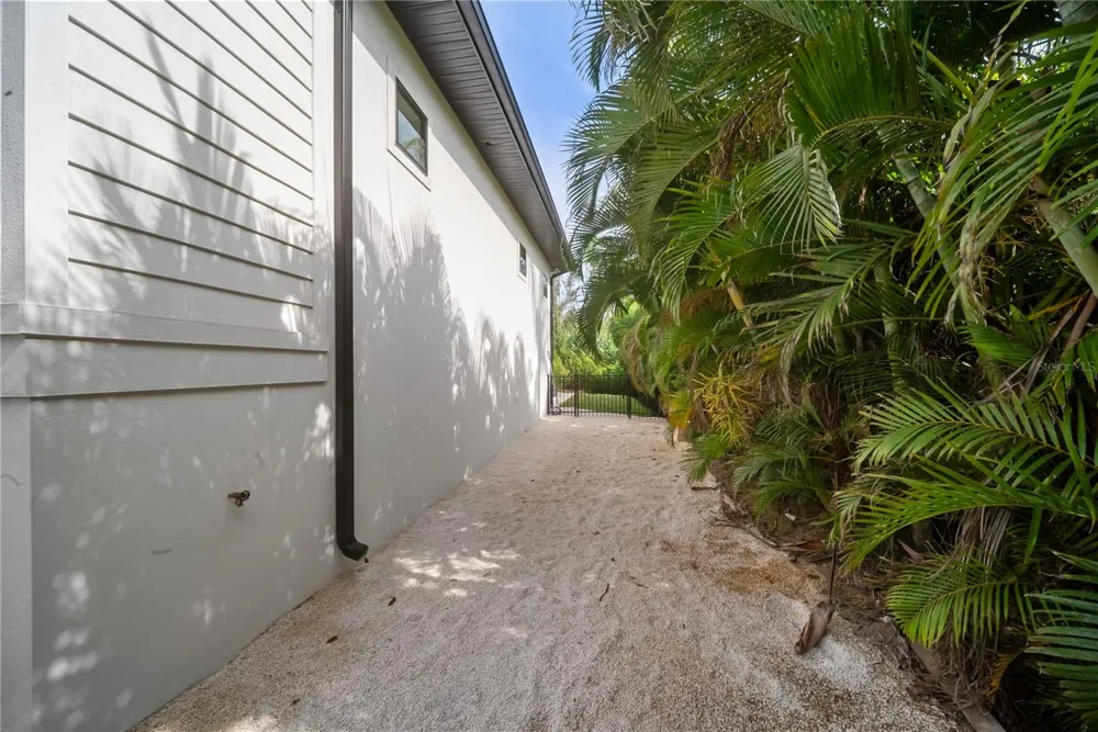 626 BUTTONWOOD DRIVE Longboat Key, FL 34228