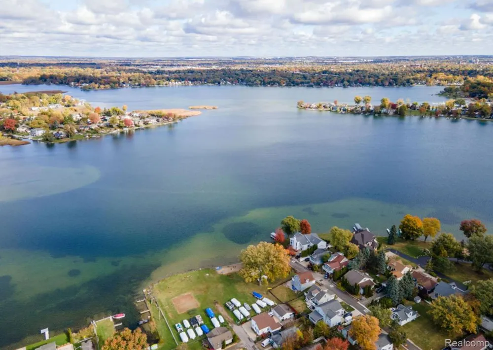 2900 Hensman Street Keego Harbor City, MI 48320