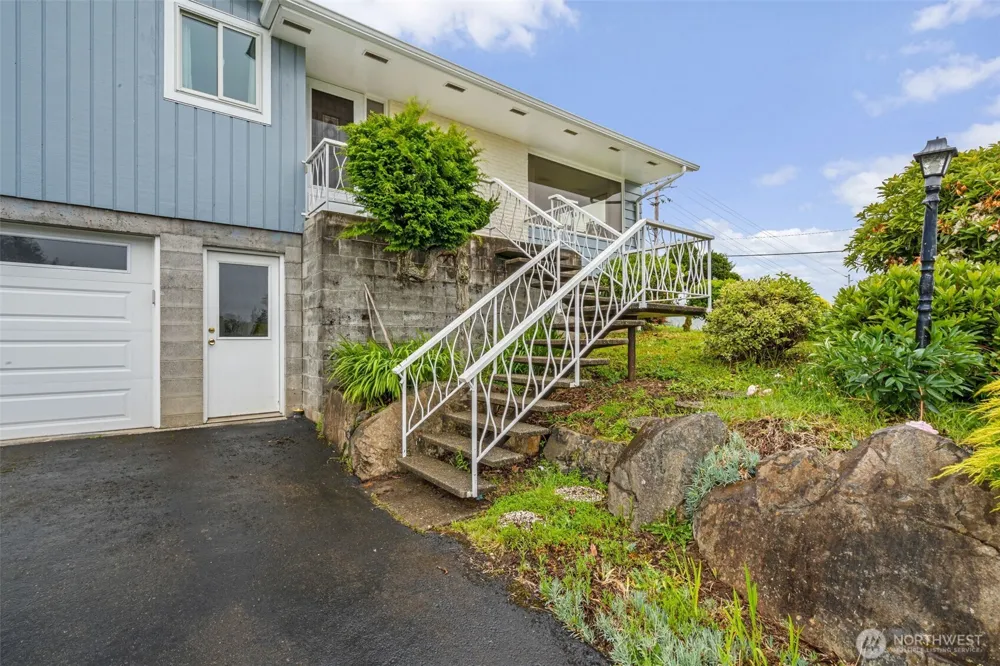 209 Harrison Street South Bend, WA 98586