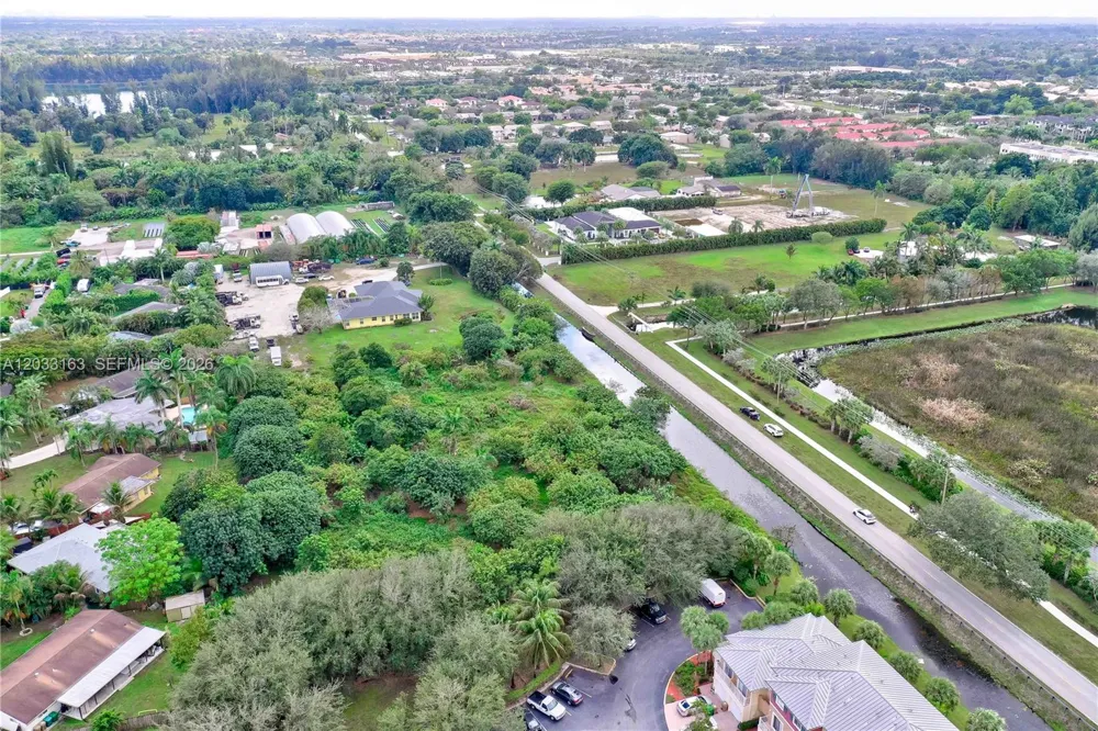 76 SW Ave Davie, FL 33314
