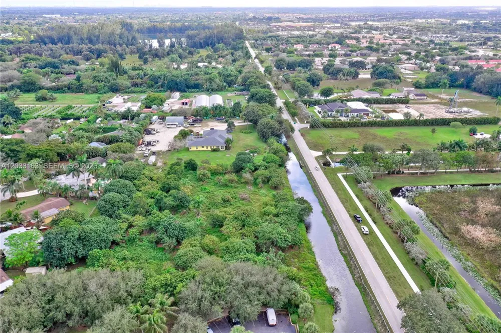 76 SW Ave Davie, FL 33314