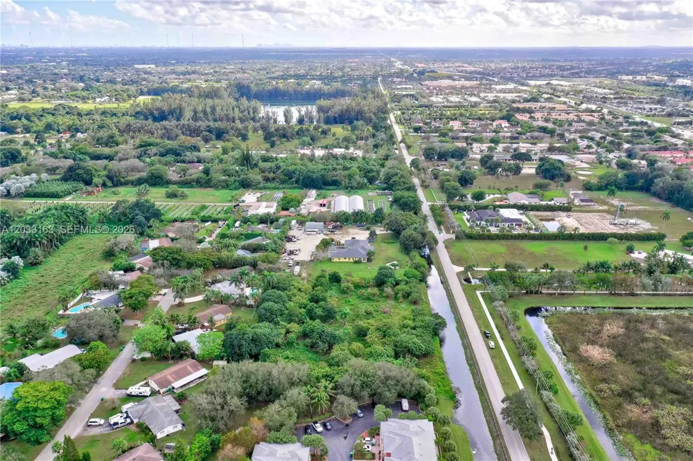 76 SW Ave Davie, FL 33314