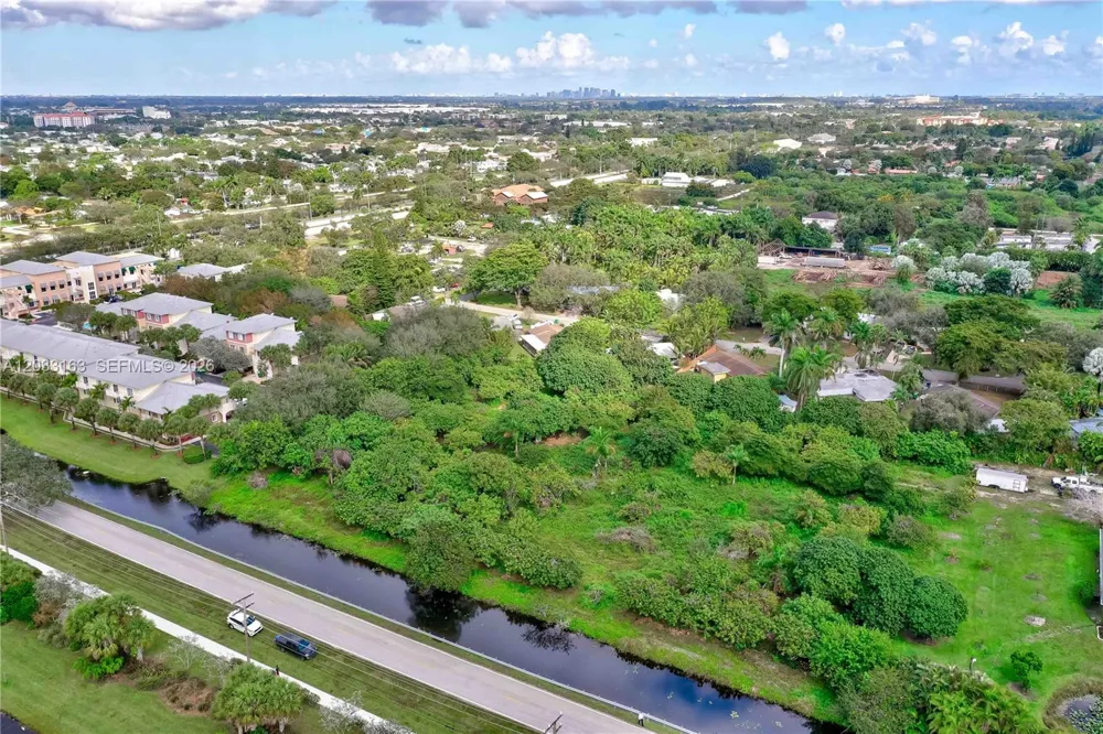 76 SW Ave Davie, FL 33314