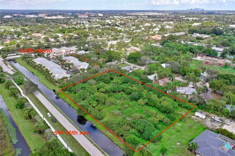 76 SW Ave Davie, FL 33314