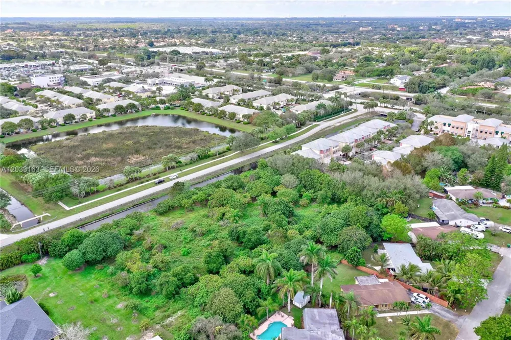 76 SW Ave Davie, FL 33314