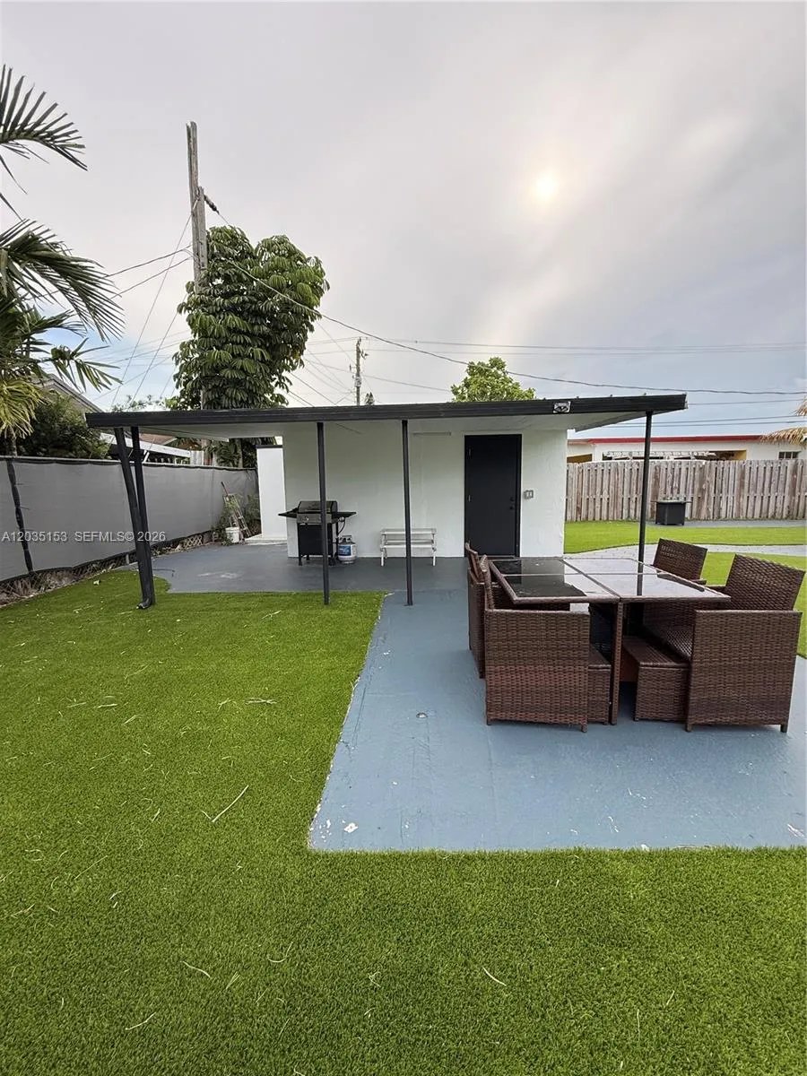 10000 SW 43rd St Miami, FL 33165