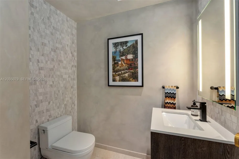68 SE 6th St #2612 Miami, FL 33131