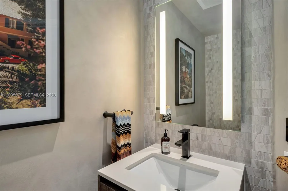 68 SE 6th St #2612 Miami, FL 33131