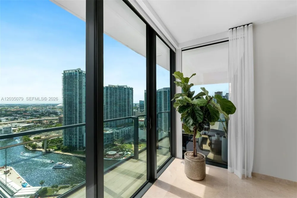 68 SE 6th St #2612 Miami, FL 33131