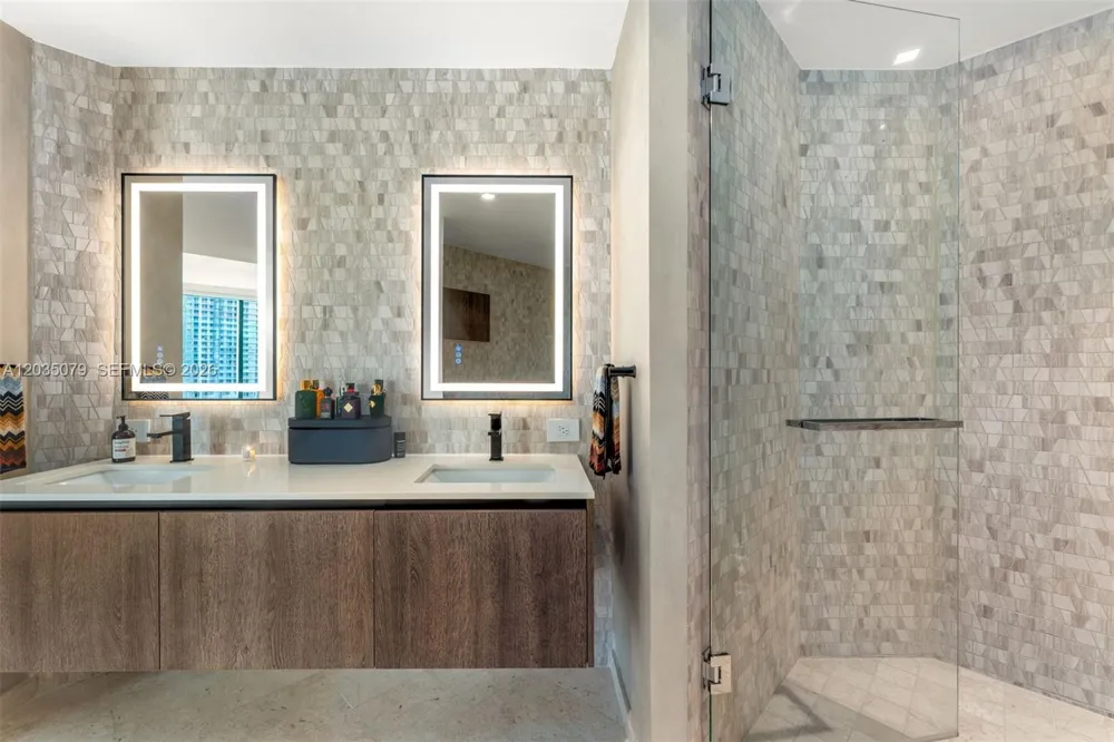 68 SE 6th St #2612 Miami, FL 33131