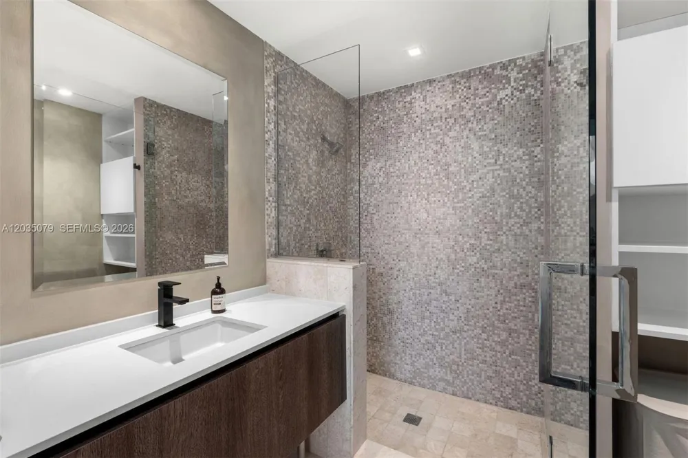 68 SE 6th St #2612 Miami, FL 33131