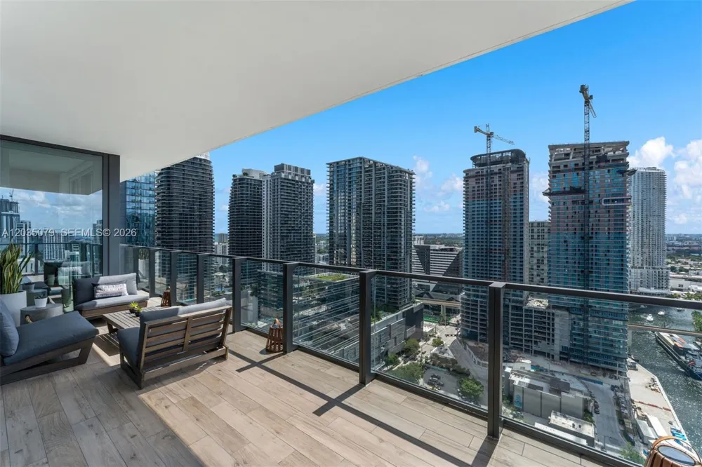 68 SE 6th St #2612 Miami, FL 33131