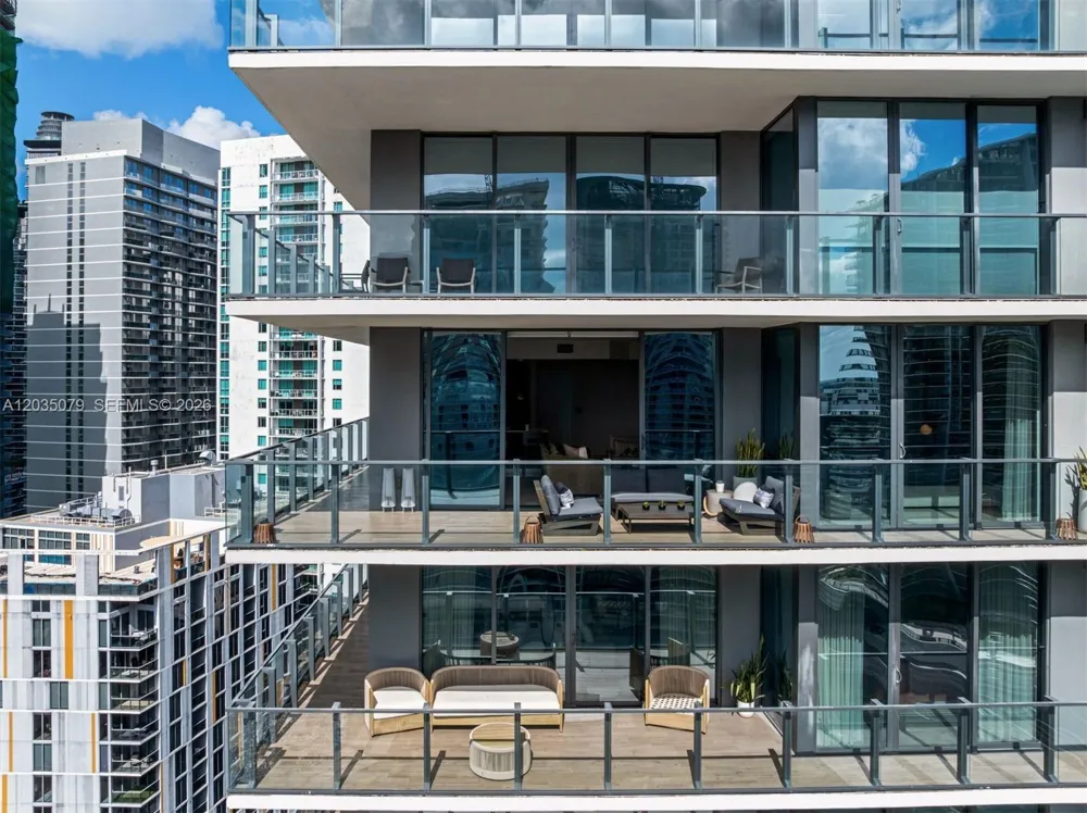 68 SE 6th St #2612 Miami, FL 33131