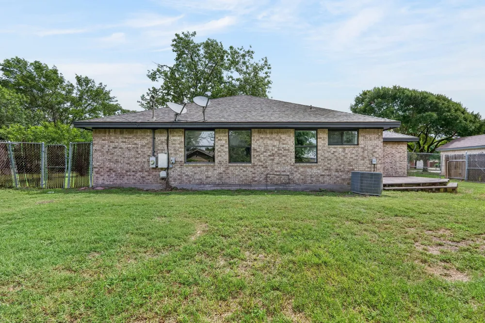 903 Travis Street Lockhart, TX 78644
