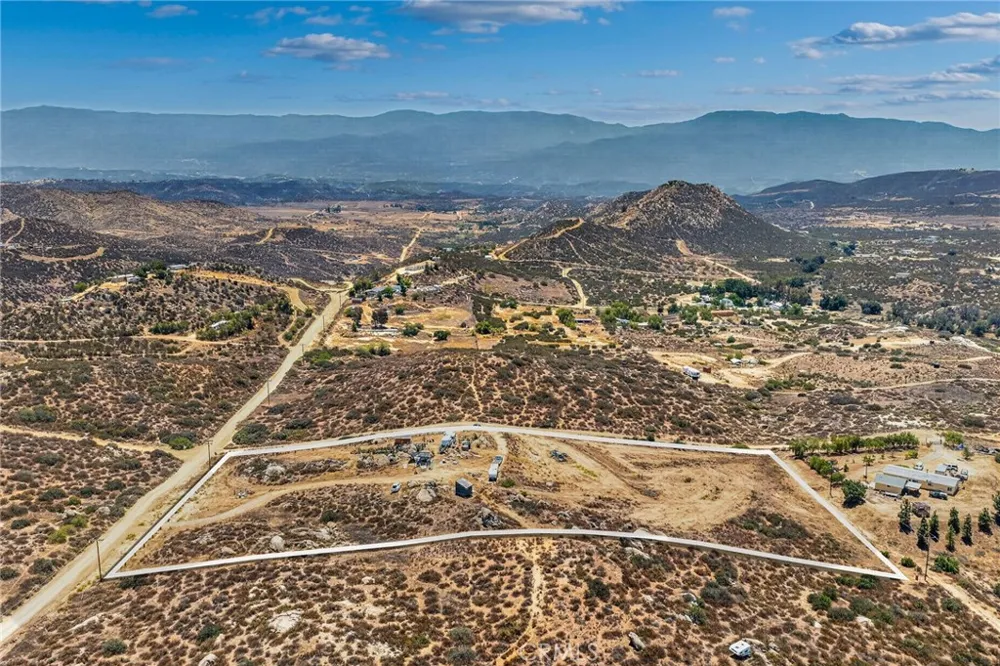 41720 Oak Canyon Road Hemet, CA 92544