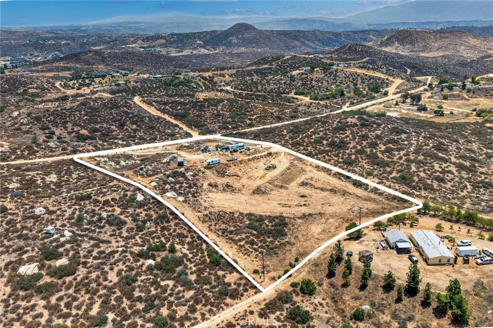 41720 Oak Canyon Road Hemet, CA 92544
